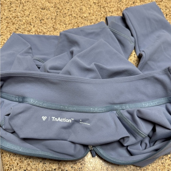 Aritzia TNA Butter Limit Zip-Up - Picture 12 of 16